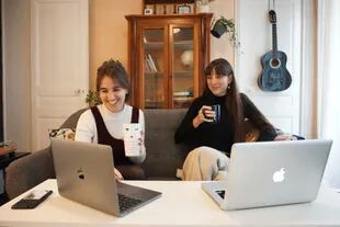 Marina y Delfina en su hogar de París, en los inicios del proyecto que manejan al día de hoy