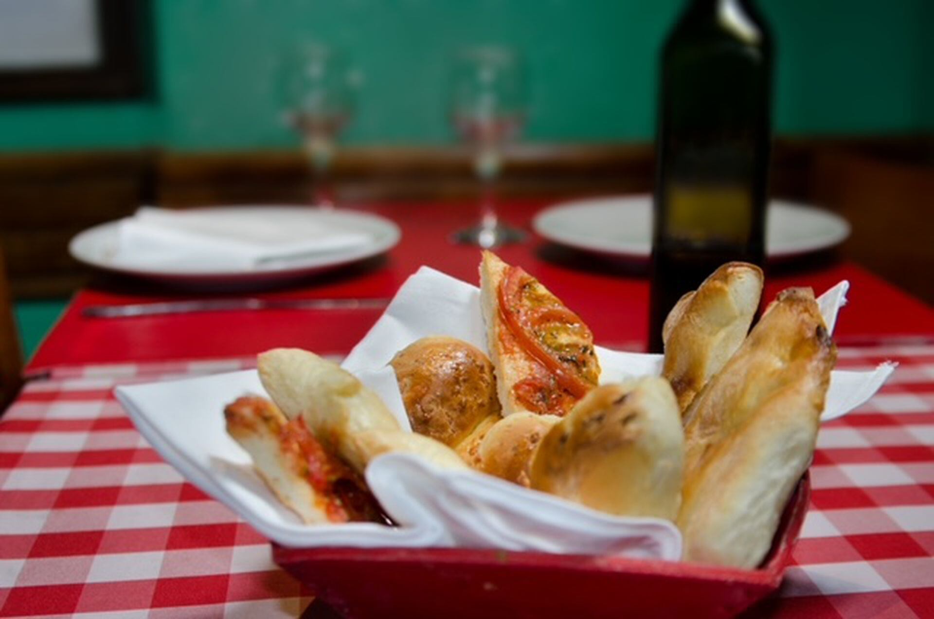 Una joyita del Centro, Broccolino ofrece una panera que es el niño mimado del maestro pizzero.