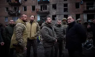 Zelensky visitó un edificio ucraniano atacado por Rusia.