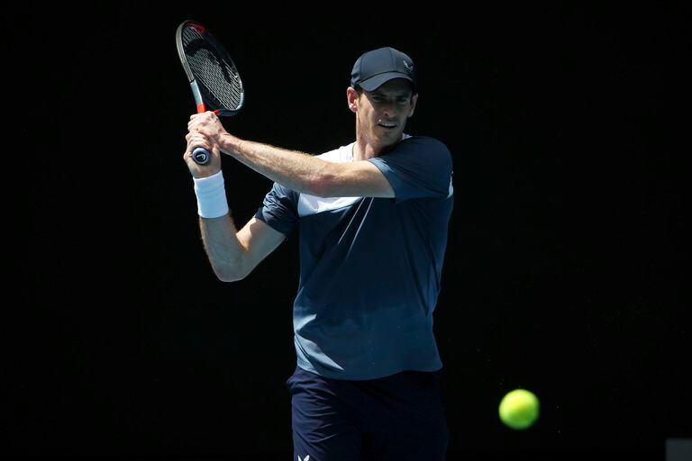 Andy Murray calienta durante un entrenamiento en el John Cain Arena, en el torneo Summer Set, previo al Abierto de Australia, en Melbourne, Australia, el 5 de enero de 2022. (AP Foto/Hamish Blair)