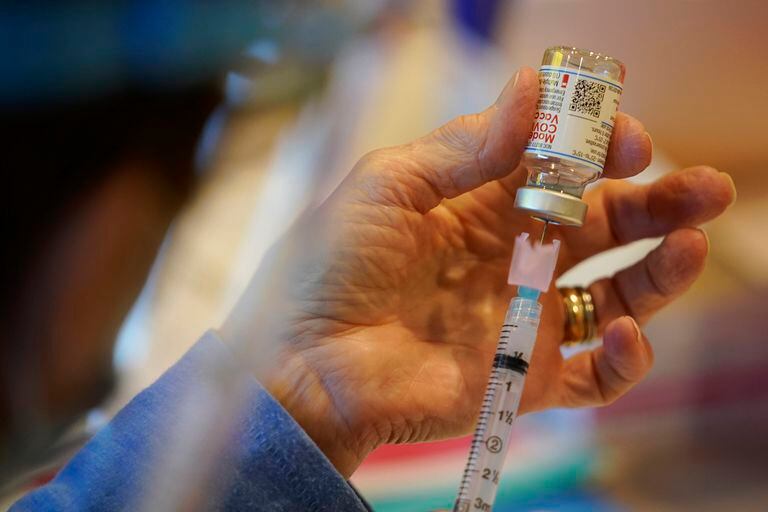 Para el organismo francés, la vacuna de Pfizer supone menos riesgos que la de Moderna para los jóvenes