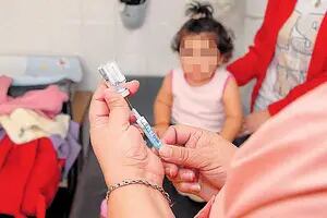 Más de un millón de niños y adolescentes quedarían por año sin las vacunas al día