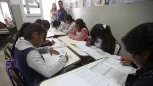 Alumnos de la Escuela N°4 de Florencio Varela, durante el examen