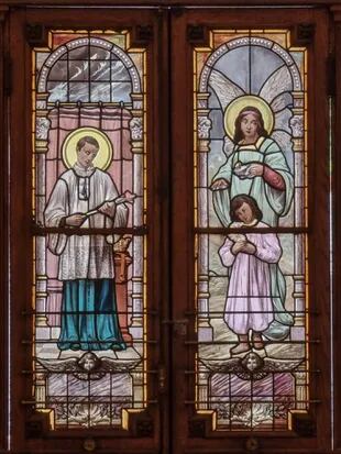 Los vitrales de la puerta principal de la iglesia de Santa Catalina fueron un agregado posterior que llego con la renovación arquitectónica del silo XX.