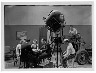 Alejandro Del Conte (sentado, a la derecha) dirige una escena de "La barra de Taponazo" en los estudios de la Sacha Manzanera