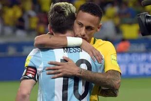 Capitanes de sus seleccionados y amigos, Messi y Neymar no descartan volver a jugar juntos como lo hicieron en el Barcelona. ¿Será con la camiseta de PSG de Francia?