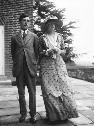 Con el crítico Leonard Woolf, poco antes de casarseque