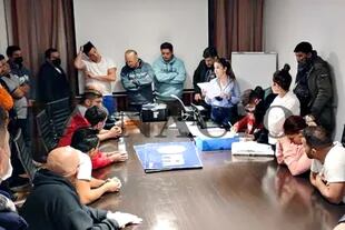 Sicherheitspersonal und Mitarbeiter verzögern die Verlesung des Protokolls im Canning Hotel in Buenos Aires.