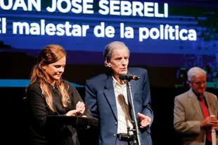 Juan José Sebreli agradece el premio nacional en ensayo filosófico; detrás, el profesor Francisco García Bazán, ganador del segundo premio