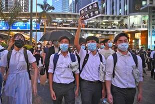 La jefa del ejecutivo invocó poderes de emergencia rara vez utilizados para prohibir el uso de máscaras en las protestas