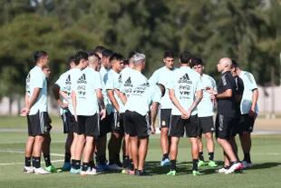 Charla técnica de Javier Mascherano durante el entrenamiento de la selección argentina Sub 20 en Ezeiza