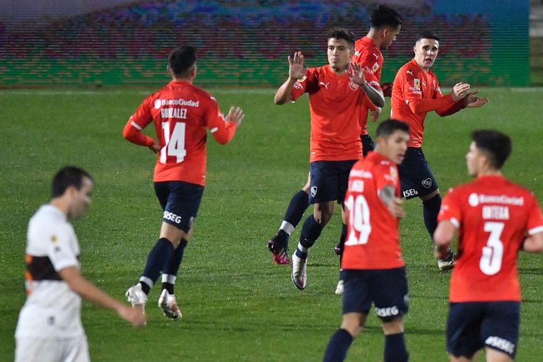 Los jugadores de Independiente saludan a Roa, autor del gol del 1-1