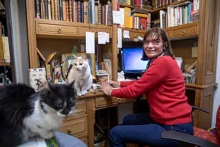 Elena Padin Olinik se formó con el librero francés Justin Piquemal Azemarou y 3 gatos custodian los libros que hoy forman parte de su librería.