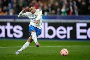 Kylian Mbappe, capitán de Francia, marca el 3-0 ante Países Bajos, por la clasificación para la Eurocopa 2024