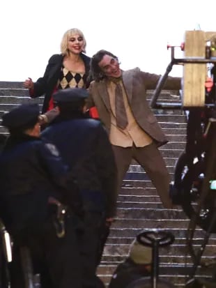 Photo © 2023 Backgrid/The Grosby Group

2 APRIL 2023

Lady Gaga como Harley Quinn canta y baila mientras el personaje de Joaquin Phoenix, el Joker, es arrestado durante la filmación de "Joker: Folie à Deux" en las icónicas escaleras del Joker en el Bronx.