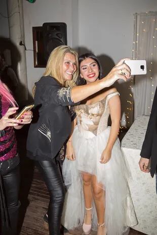 La cumpleañera se toma una selfie junto con Sandra Smith, una de las tantas amigas incondicionales de su mamá.