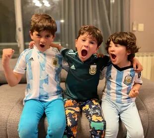 Thiago, Mateo y Ciro Messi festejan el triunfo de la selección argentina en la última Copa América