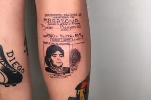 Se tatuó el DNI de Maradona y recibió una respuesta de Gianinna que la dejó sin palabras