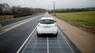 En Normandía, Francia, inauguraron el primer tramo de pavimento con paneles solares incorporados