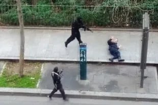 A sangre fría: una imagen de video muestra cómo los terroristas fusilan a un policía que custodiaba a Charlie Hebdo, ayer en París
