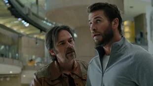 Billy Burke y Liam Hemsworth en Most Dangerous Game (Amazon Prime Video).