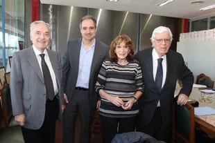 Lauro Laíño, Diego Cabot, Magdalena Ruiz Guiñazú y Hermenegildo Sabat, el 19 de septiembre pasado, en la Academia Nacional de Periodismo.