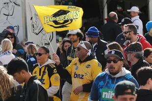 Los fanáticos llegan al estadio Eden Park antes del partido de Super Rugby entre Auckland Blues y Wellington Hurricanes en Auckland