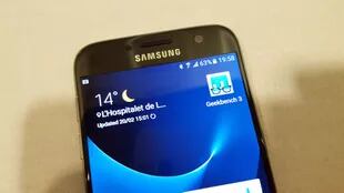El Galaxy S7 mantiene el diseño del S6, con bordes más redondeados; la pantalla es QHD (2560 x 1440 pixeles)