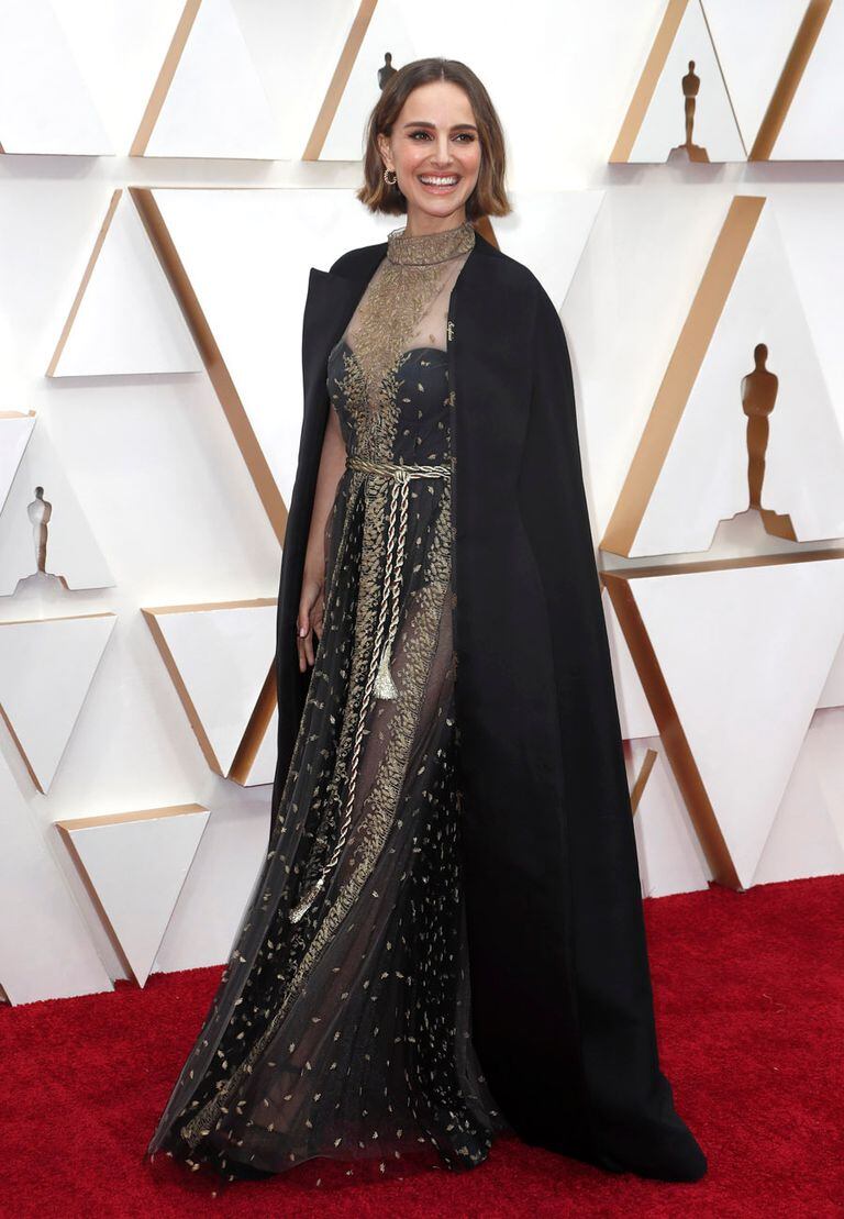 Vestida por Dior, Natalie Portman pidió que bordaran en su capa los nombres de todas las directoras que no fueron nominadas en esta edición