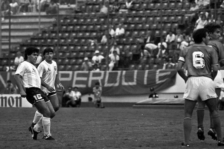 Maradona en acción contra Italia, en el Mundial de México 86