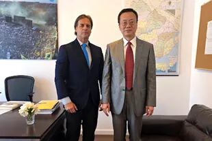 El embajador de China en Uruguay Wang Gang y el presidente Luis Lacalle Pou