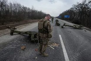 Esta publicada por el Estado Mayor de las Fuerzas Armadas de Ucrania el 27 de marzo de 2022, muestra a soldados ucranianos caminando entre equipo militar ruso destruido tras una batalla en la ciudad de Trostyanets, región de Sumy.