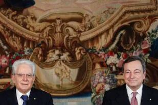 Sergio Mattarella (izq.), el presidente saliente, y el primer ministro Mario Draghi (der.), uno de los favoritos para la elección