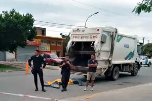 Un recolector de basura murió aplastado por el compactador de su camión que activó un compañaro