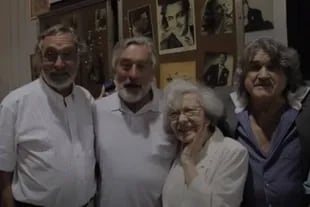 Robert De Niro, Luis Brandoni y Lito Cruz posan durante un acto de beneficencia para colaborar con la Casa del teatro, del que participó el actor estadounidense en 2015.