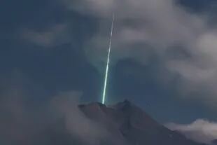 Una imagen más cercana de la caída del meteoro en el Merapi