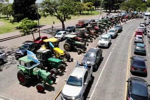 Los tractores estacionados en una calle lateral en el Monumento a la Bandera