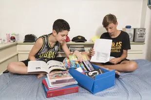 Marco Mellara (derecha) se prepara para las clases: recibió los útiles en su casa a través de Dalia Listas Escolares