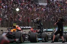 Verstappen sacó más ventaja pero Hamilton hizo una remontada espectacular... para el domingo