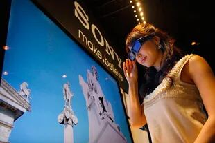 Una modelo posa con uno de los televisores con tecnología 3D que Sony lanzará al mercado japonés en junio