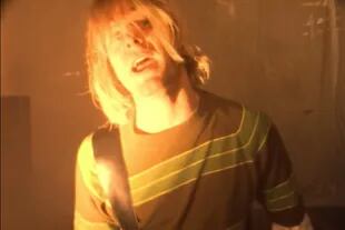 Kurt Cobain en una imagen del video del tema "Smells Like Teen Spirit", de Nirvana