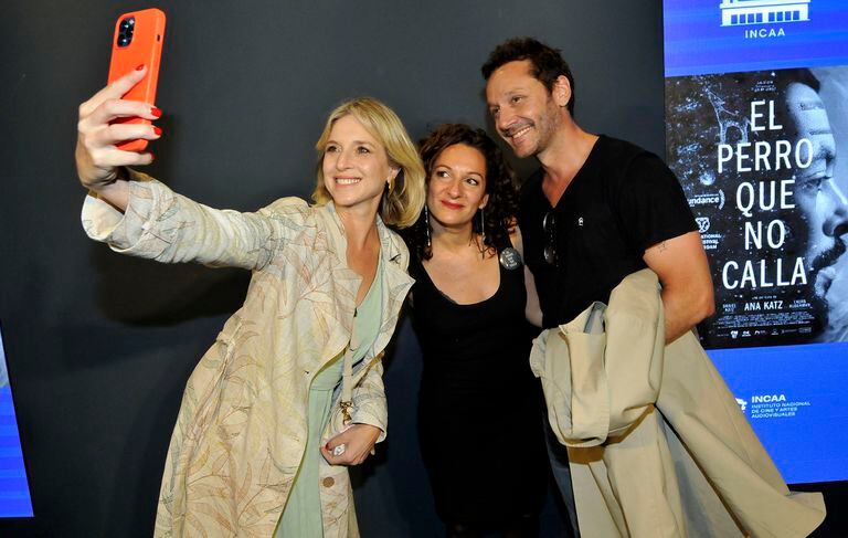 Carla Peterson y Benjamín Vicuña se sacaron selfies con la directora, con quien quedaron muy cercanos después de trabajar en la miniserie Terapia Alternativa