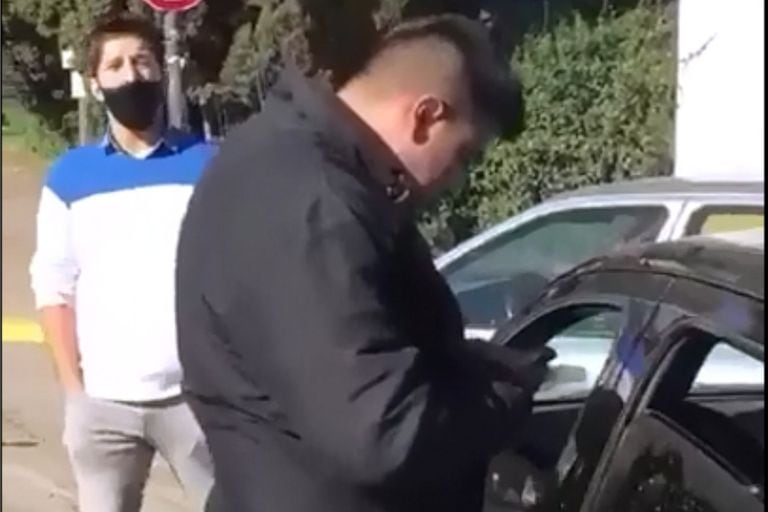 Matías Yofe (el joven de buzo blanco), al ser abordado por un sujeto (de negro, celular en mano) que le chocó el auto y le impidió llegar a un acto del Presidente en Pilar