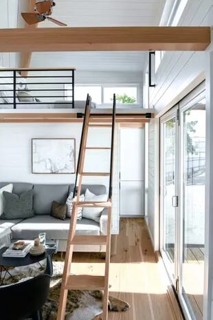 Una escalera muy simple comunica el living y la cocina con el dormitorio de arriba