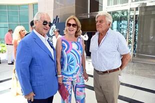 El expresidente del Uruguay, Luis Lacalle Herrera (izquierda), junto a su mujer, Julia Pou, y el desarrollador inmobiliario Sergio Grosskopf