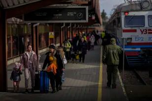 Éxodo en Ucrania: en 24 horas se duplicó la cantidad de personas que cruzaron la frontera