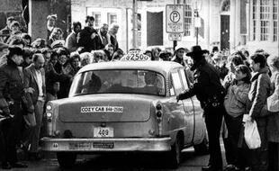 Una multitud siguió los dos juicios que se le realizaron a Claus von Bülow, como lo demuestra esta foto de marzo de 1982 cuando el acusado llegaba en taxi al tribunal donde se desarrollaba su primer proceso judicial