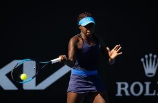 Angella Okutoyi, en acción en Australia: se convirtió en la primera jugadora de Kenia en ganar un partido junior de Grand Slam.