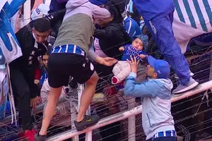 Balas de goma, corridas, gases lacrimógenos y niños evacuados en el partido entre Godoy Cruz y Belgrano