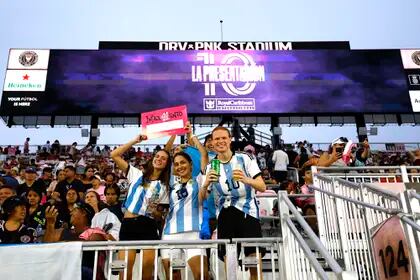 FORT LAUDERDALE, FLORIDA - JULY 16: Fans pose prior to Inter Miami CF hosting "The Unveil" introducing Lionel Messi at DRV PNK Stadium on July 16, 2023 in Fort Lauderdale, Florida.   Mike Ehrmann/Getty Images/AFP (Photo by Mike Ehrmann / GETTY IMAGES NORTH AMERICA / Getty Images via AFP)